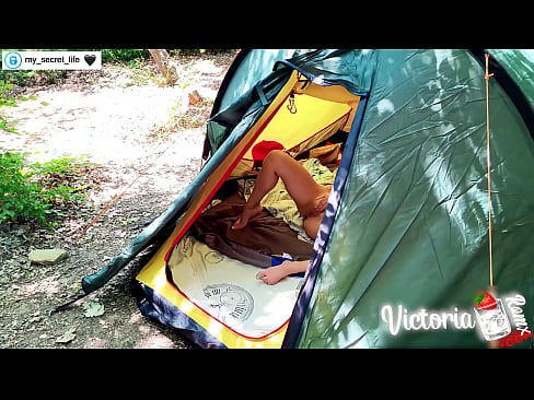 ❤️ Op kamera verfilm Passievolle ruk vreemdeling in 'n tent Pornovideo by ons