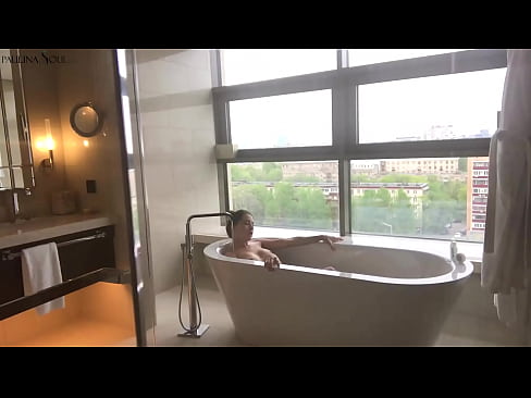 ❤️ Geweldige babe wat passievol haar poesie in die badkamer afruk Pornovideo by ons