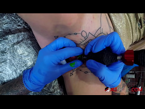 ❤️ Uiters getatoeëerde hottie Sully Savage het 'n tatoeëermerk op haar klitoris gekry Pornovideo by ons