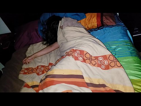 ❤️ Stiefseun berispe sy jong stiefma terwyl sy slaap. Pornovideo by ons