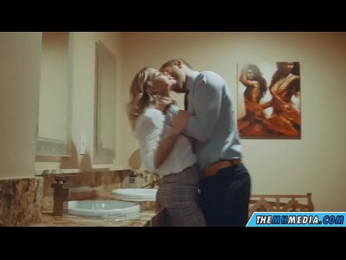 ❤️ Wanneer 'n rondborstige blondine jou in 'n openbare toilet verlei Pornovideo by ons